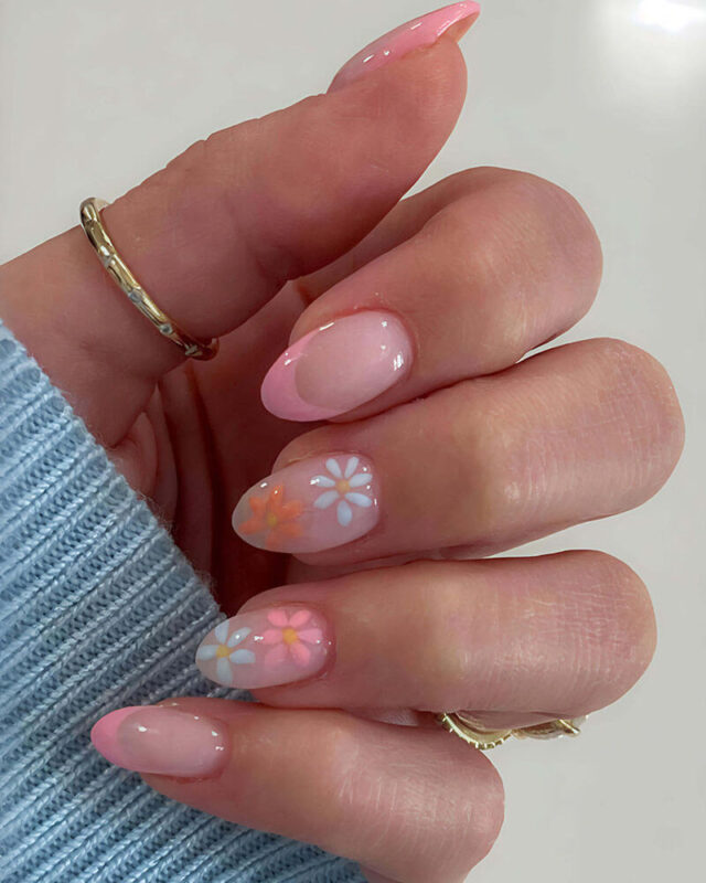 Cute Daisy Short Oval Stick On Nails