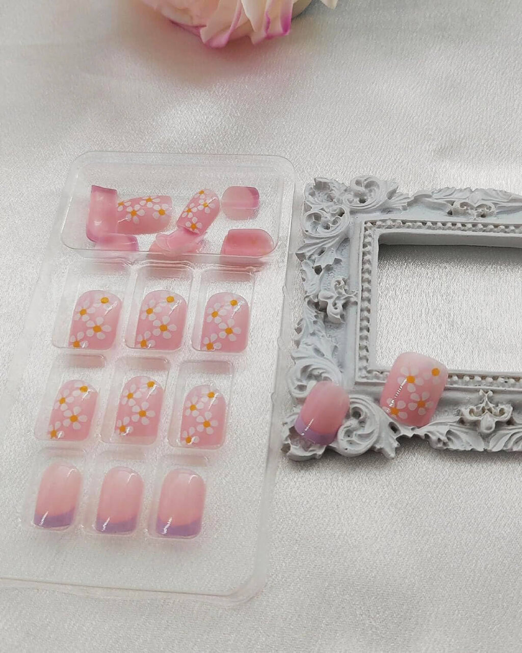 Cute Purple French Tip False Nails with White Flower - Image 3